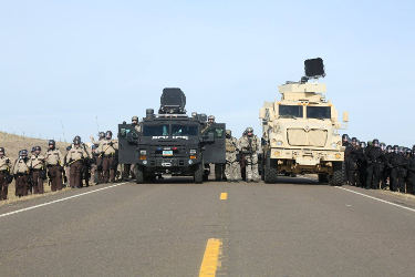 Agentes de policía militarizados en Standing Rock