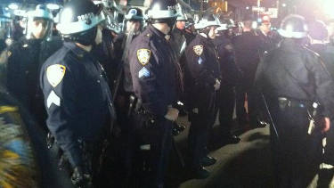 La policía de Nueva York emplea equipo para manifestaciones para desalojar el Parque Zuccotti